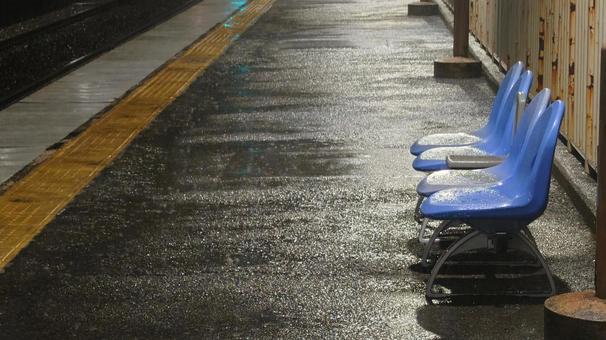 雨の駅 夜,駅,雨の写真素材