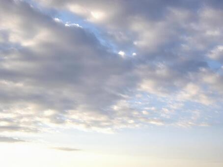 柔らかな光に包まれた薄曇りの空 空,曇り,雲の写真素材