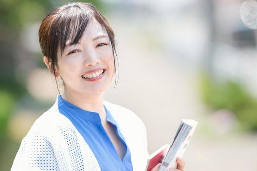 爽やかな笑顔の女性 爽やかな笑顔の女性 笑顔,女性,青シャツの写真素材