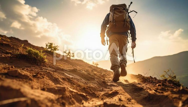 山道を歩く登山家の後姿のシルエット 山,登山,登山家の写真素材