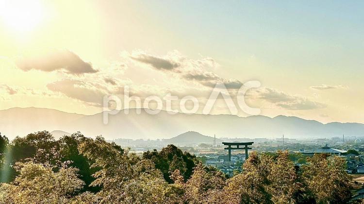 大神神社と夕日 鳥居,景色,太陽の写真素材