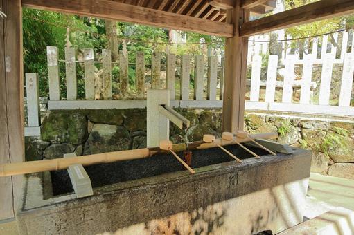 筑波山神社の手水舎 筑波山神社の手水舎の写真
