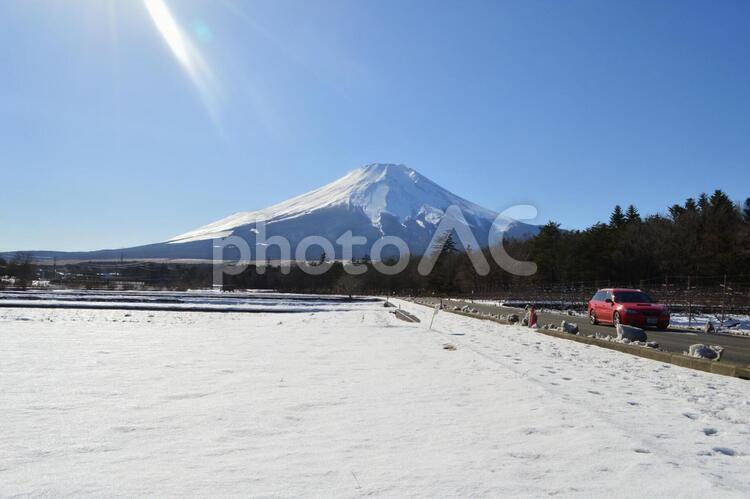 富士山と雪景色と赤い車 富士山,花の都公園,日差しの写真素材