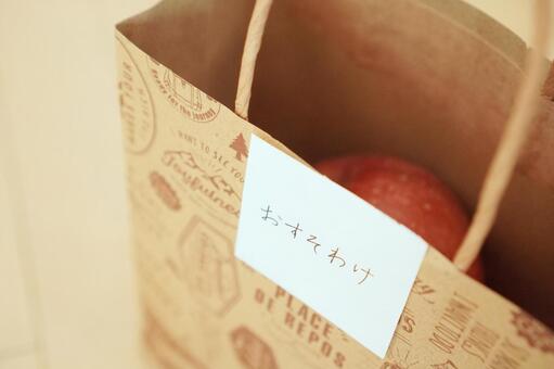 おすそわけのリンゴ おすそわけ,りんご,付き合いの写真素材