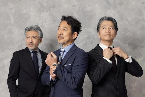 見上げるミドルエイジ男性ビジネスパーソン 見上げるミドルエイジ男性ビジネスパーソン ビジネスマン,エグゼクティブ,見上げるの写真素材