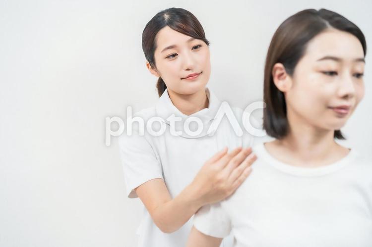 エステサロンでマッサージを受ける若い女性 女性,エステサロン,美肌の写真素材