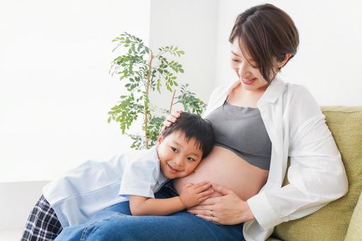 赤ちゃんの鼓動を聞く小さな男の子 赤ちゃんの鼓動を聞く小さな男の子 幼児,産婦人科,お母さんの写真素材