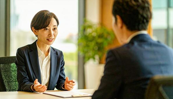 面接するビジネスマンとコンサルタント 面接するビジネスマンとコンサルタントの写真