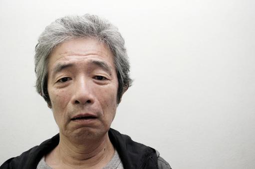 悩むシニア男性 悩むシニア男性の写真