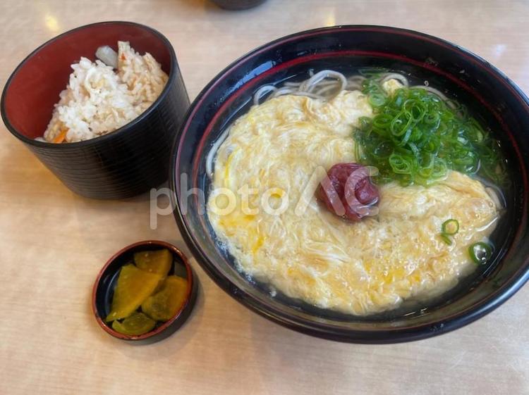 梅とじそば　手打ちそば　かやくご飯 梅とじそば,手打ちそば,地蕎麦の写真素材
