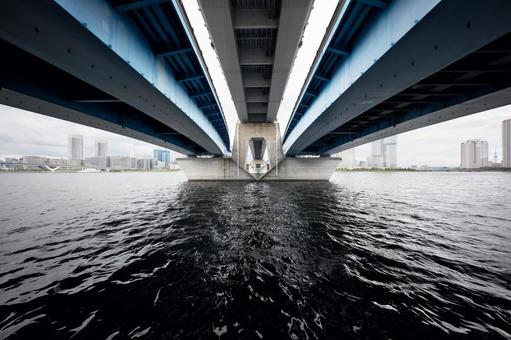 下から見る晴海大橋・首都高速10号晴海線 下から見る晴海大橋・首都高速10号晴海線の写真