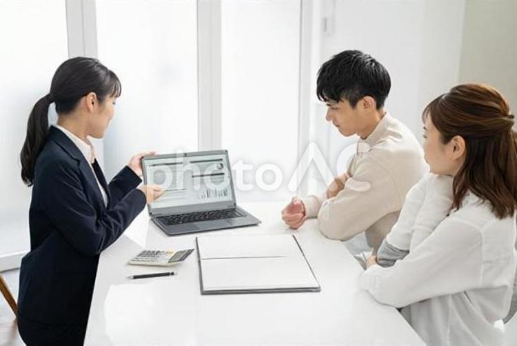 家庭訪問して商品サービスの説明をする女性 営業,ビジネスマン,ビジネスウーマンの写真素材