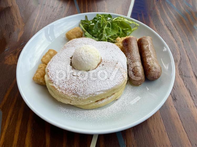パンケーキとソーセージ パンケーキ,ソーセージ,アイスクリームの写真素材