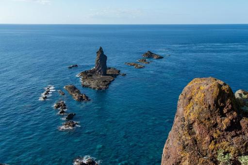 透明度が際立つ海と神威岬突端の神威岩 積丹半島,神威岩,神威岬の写真素材