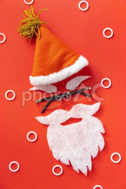 サンタ帽をかぶったサンタクロースの顔（赤背景） クリスマス,サンタクロース,顔の写真素材