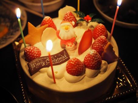 ろうそくのついたクリスマスケーキ クリスマスケーキ,ローソク,ケーキの写真素材