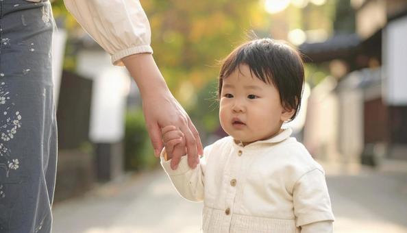 手を繋いで公園を歩く親子の手 手を繋いで公園を歩く親子の手の写真