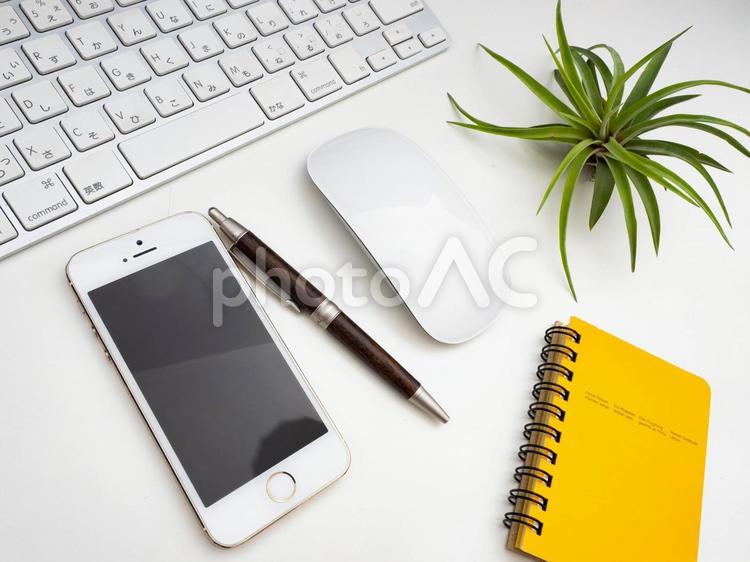 スマホとキーボードとマウス スマホ,スマートフォン,ノートの写真素材