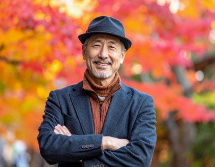 秋・紅葉・元気な高齢男性 秋・紅葉・元気な高齢男性の写真