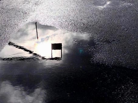 雨上がりの踏切近くにて 雨上がりの踏切近くにて 水たまり,雨上がり,地面の写真素材