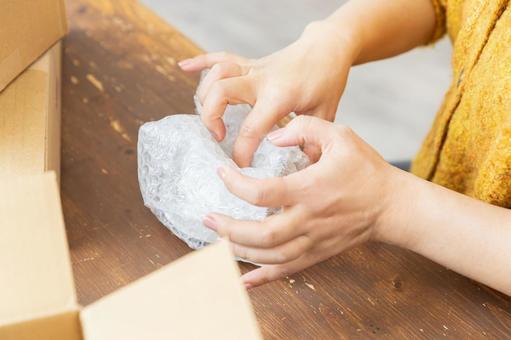 割れ物を梱包する手元 配送,配達,段ボールの写真素材