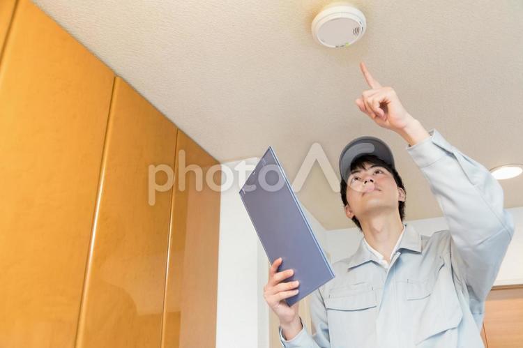 定期　点検　業者 点検,煙探知機,男性の写真素材