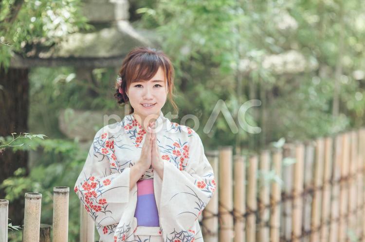 お祈りする浴衣姿の女性 お盆,浴衣,合掌の写真素材