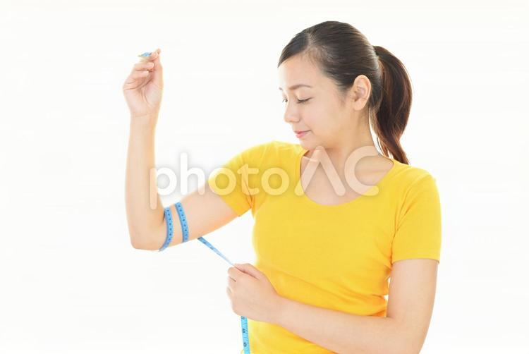 二の腕をメジャーで測る女性 女性,ダイエット,健康の写真素材