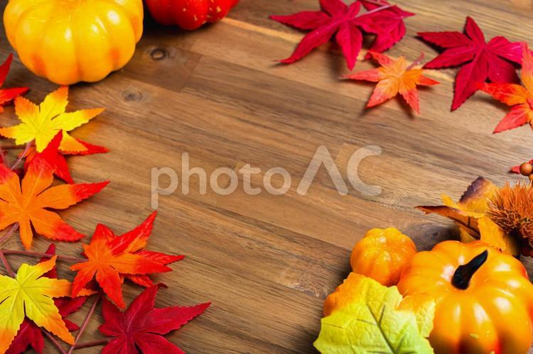 秋・ハロウィンのイメージ 木目背景 ハロウィン,秋,紅葉の写真素材
