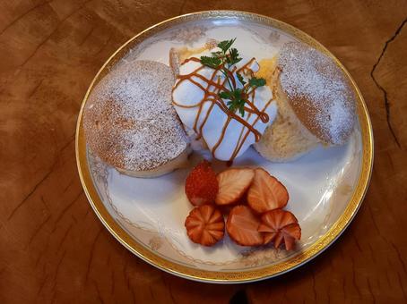スフレパンケーキ スフレパンケーキ パンケーキ,生クリーム,苺の写真素材