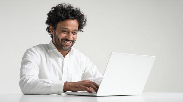 ビジネスシーンで笑顔を見せる男性 ビジネスシーンで笑顔を見せる男性の写真