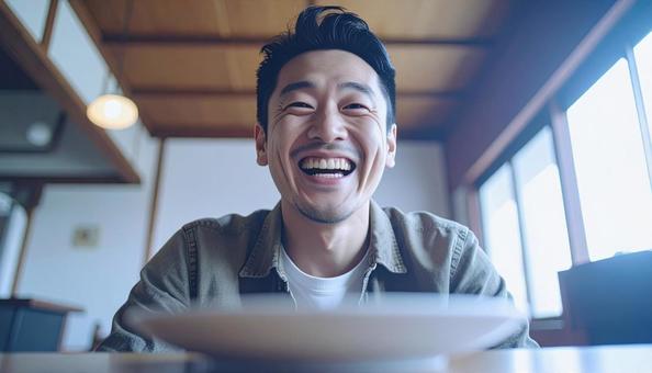 食後、空になったお皿を前に笑顔の男性 食後、空になったお皿を前に笑顔の男性の写真