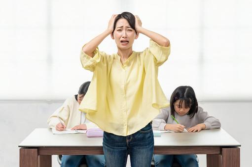 頭を抑える女性 頭を抑える女性 宿題,勉強,家庭教師の写真素材