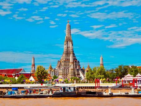 ワットアルンとチャオプラヤ川と船の絶景 ワットアルンとチャオプラヤ川と船の絶景 ワットアルン,チャオプラヤ川,青空の写真素材