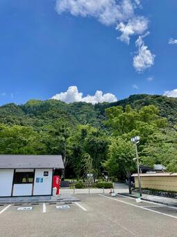 夏の青空と深緑の山と駐車場 青空,夏,晴れの写真素材