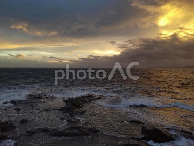夕暮れの海と乱層雲 夕焼け,海,曇りの写真素材