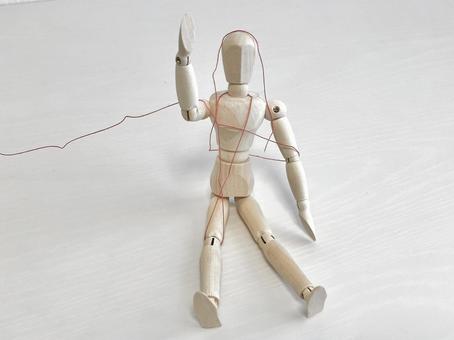 糸に絡まり身動きができないデッサン人形 糸に絡まり身動きができないデッサン人形 デッサン人形,絡まる,糸の写真素材