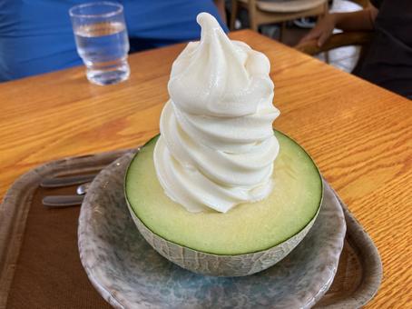 メロン丸ごとソフトクリーム メロン丸ごとソフトクリーム メロン,丸ごと,ソフトクリームの写真素材