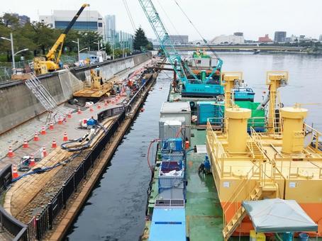 護岸の補強や改修工事 護岸工事,作業船,川沿いの写真素材