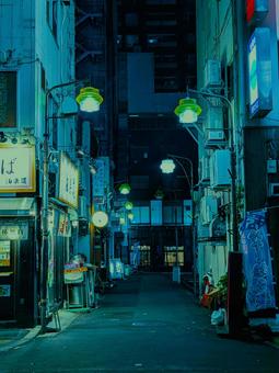 飲食店が密集している夜の都会の路地裏 飲食店が密集している夜の都会の路地裏の写真