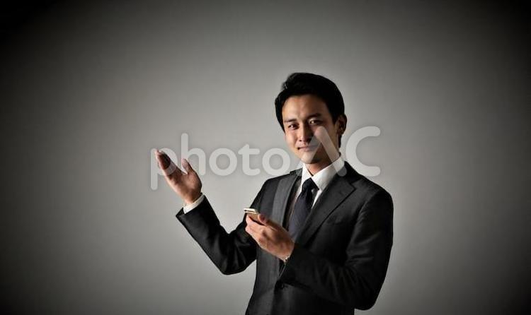 携帯を持つビジネスマン 男性,日本人,1人の写真素材