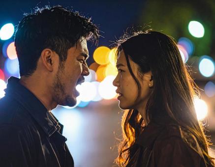 夜の街で言い争うカップル 夜の街で言い争うカップルの写真