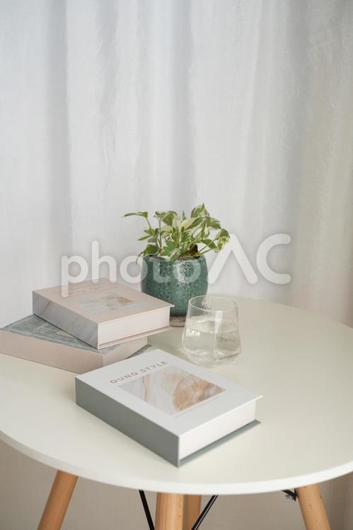 新生活　観葉植物と可愛いインテリア雑貨 暮らし,観葉植物,本の写真素材