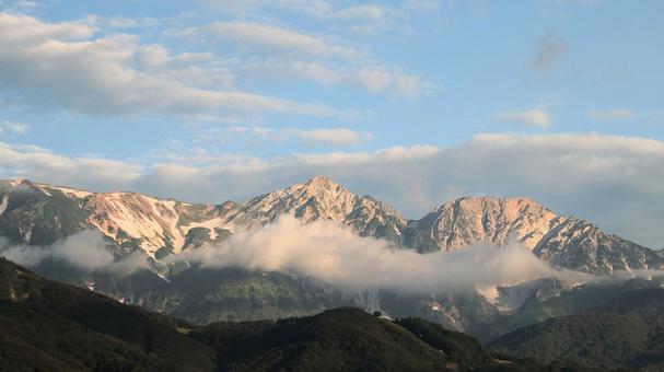 夏の朝の白馬鑓ヶ岳と杓子岳 夏の朝の白馬鑓ヶ岳と杓子岳の写真