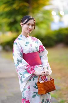 浴衣姿の女性が鞄を持って歩く 女性,浴衣,微笑むの写真素材