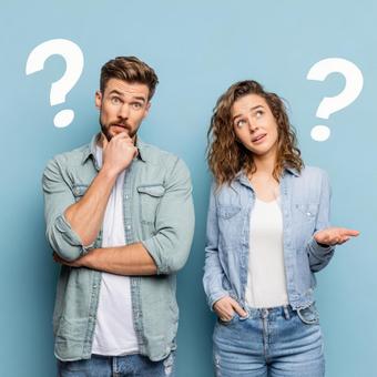 A man and woman with a troubled expression in front of a blue background, men and women, a couple, couple, JPG