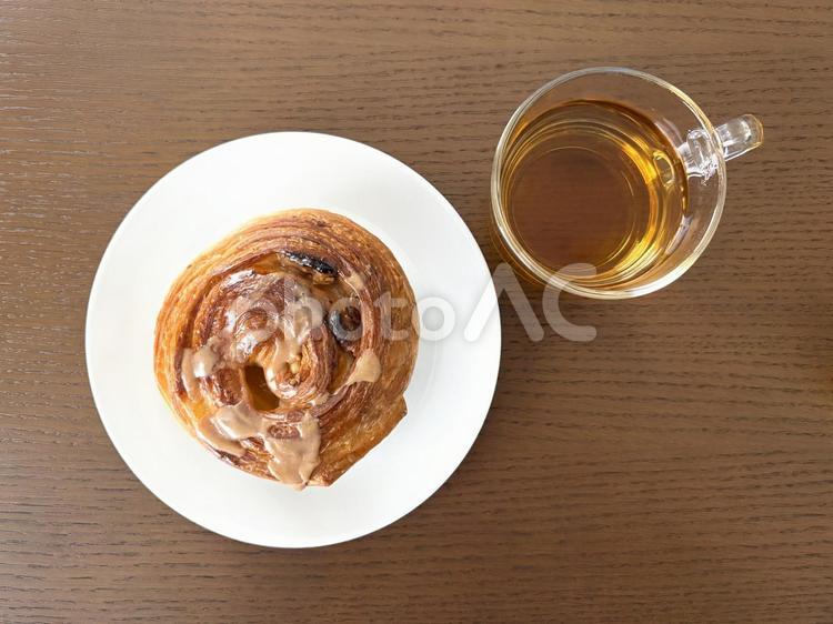 シナモンロールと紅茶でおうちカフェ シナモンロール,おうちカフェ,ナチュラルライフの写真素材
