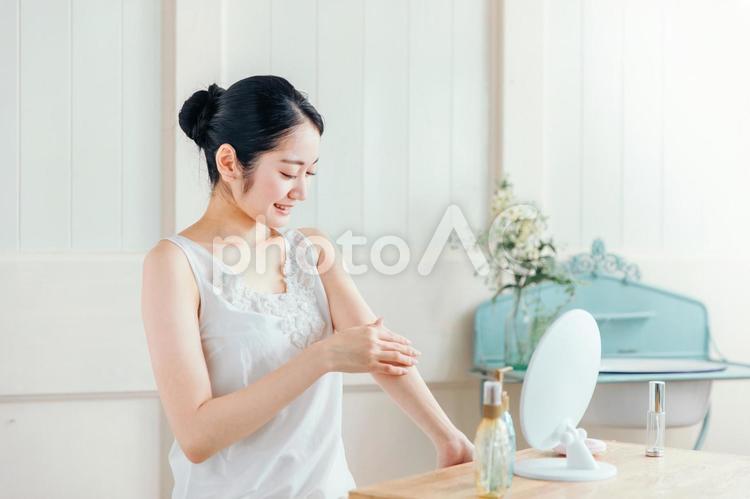 ボディクリームを塗る女性 アトピー,アレルギー,湿疹の写真素材