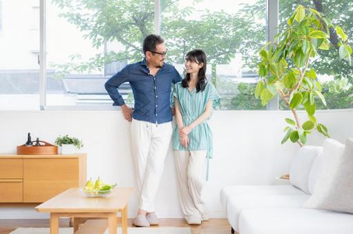 リビングでくつろぐミドルの夫婦　 夫婦,家族,ミドルの写真素材