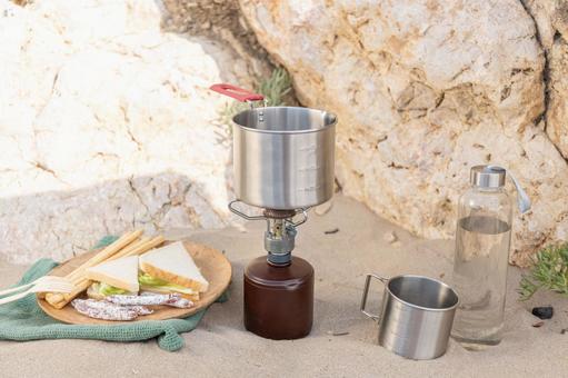 サンドイッチなどの食べ物とキャンプ道具 サンドイッチ,パン,細長いの写真素材